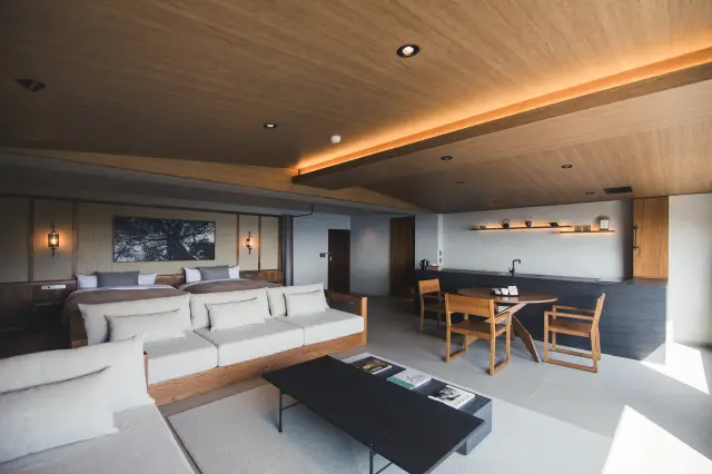 展望風呂とプライベートサウナを備えるスイートルーム