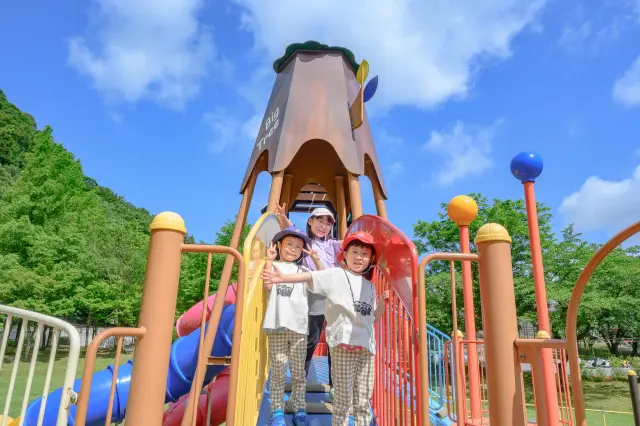 小さい子どもが元気いっぱい楽しめる大型遊具も整備
