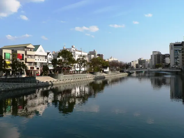 水の都・徳島市の中心部を流れる新町川沿いに整備された親水公園