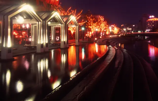 LEDなどの光の演出に彩られた夜の景観も美しい