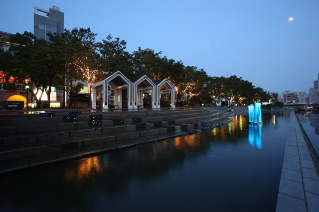 街の景観と溶け込んだ水辺の風景が楽しめる