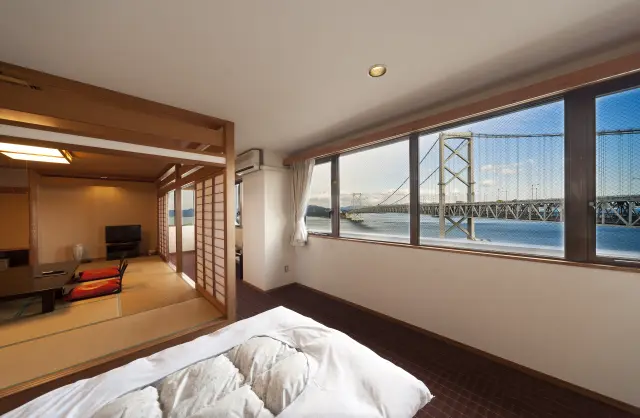 広い窓に海峡の絶景が広がる最上階の和洋室