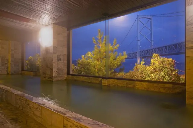 大浴場からは目の前の大鳴門橋が