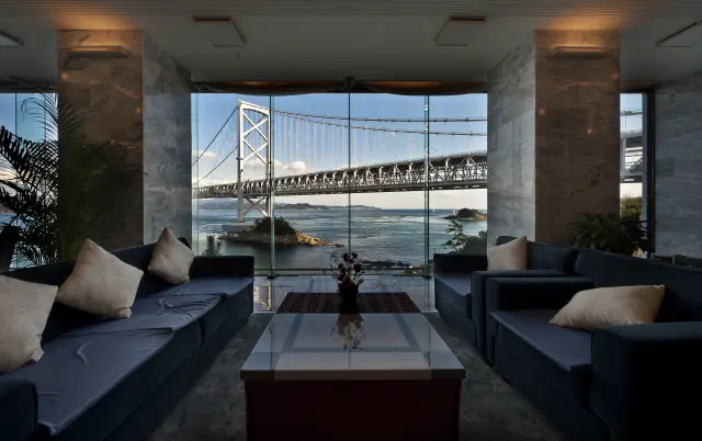 眺望を楽しみながらくつろげるロビー