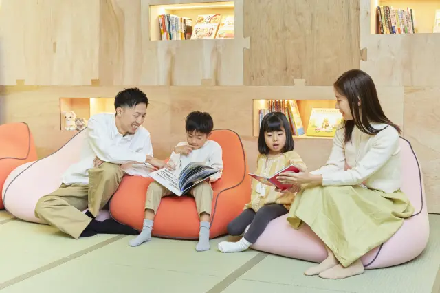 家族それぞれの時間を心地よく過ごせる多目的ラウンジ