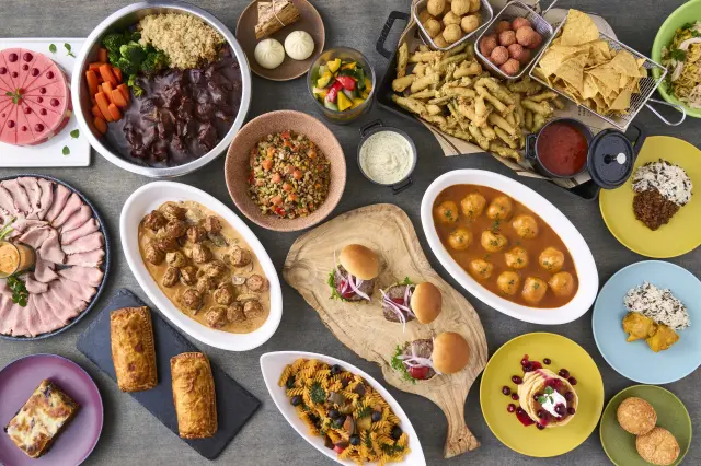 夕食・朝食の食事はブッフェスタイルで提供