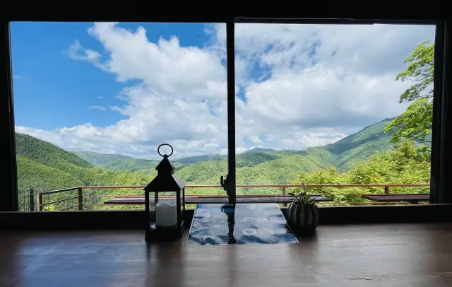 絶景を見ながらほっとひと息つける「小倉山cafe」