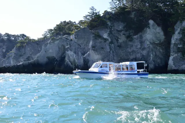 麓から出航する「奥松島遊覧船」も人気