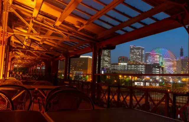 みなとみらいのを見ながら食事ができるテラス席