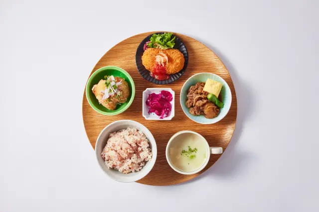 こだわりデリと五穀米、出汁がきいたスープがセットになった体に優しい「選べるデリプレート」