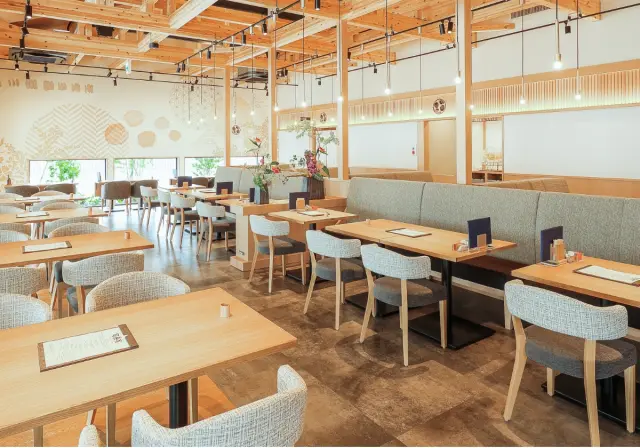 広々とした店内でゆったりとした時間が過ごせる