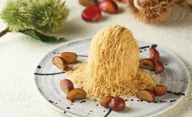 特注のワゴンでお客様の目の前で仕上げる「果実屋 生絞りモンブラン」