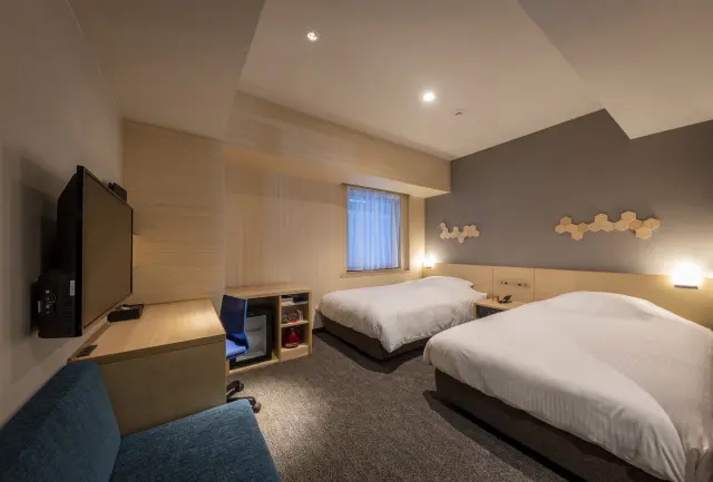 ホテル特注モデルのサータ製ワイドベッドを採用