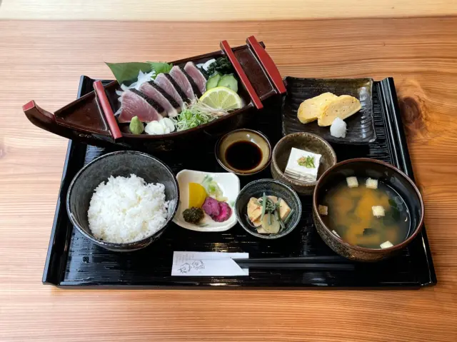 朝食メニューで人気の藁焼きタタキ定食
