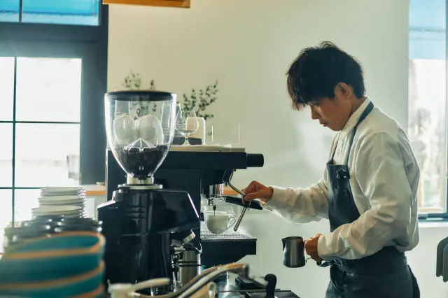 丁寧にハンドドリップしたコーヒーを味わえる「神戸北野焙煎所」