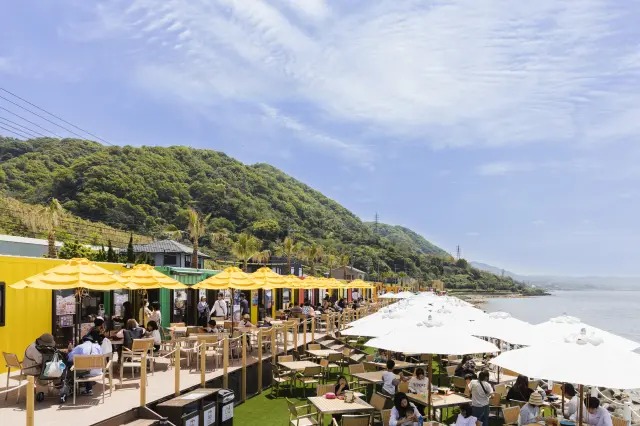 カラフルなコンテナに多彩なグルメが集まる