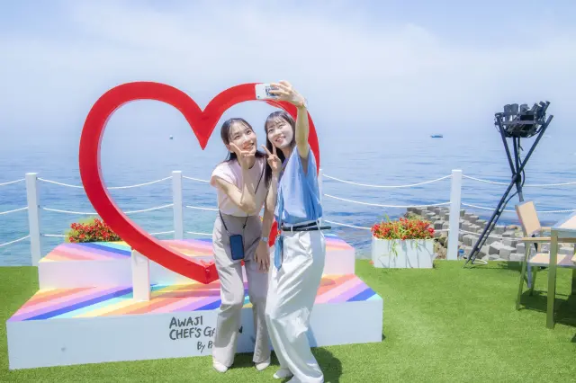 海沿いに置かれたハートのモニュメントは人気の撮影スポット