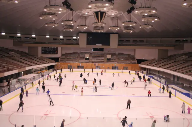 スケートリンクは国際大会の会場としても使われる「真駒内セキスイハイムアイスアリーナ」