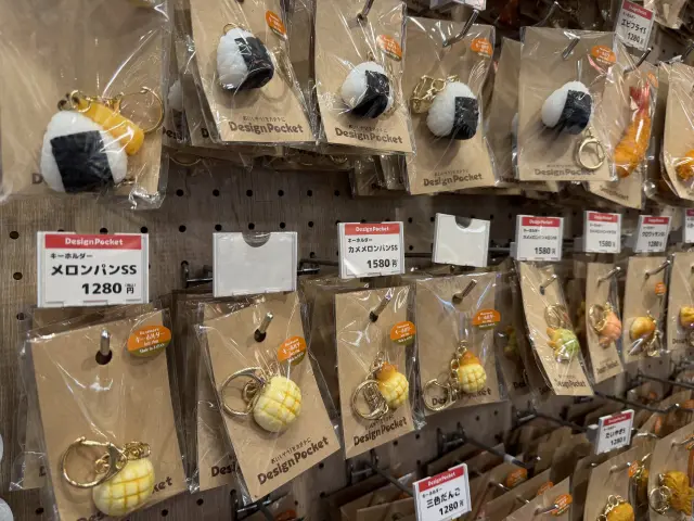 店内にはキーホルダーやアクセサリーなどの雑貨が種類豊富