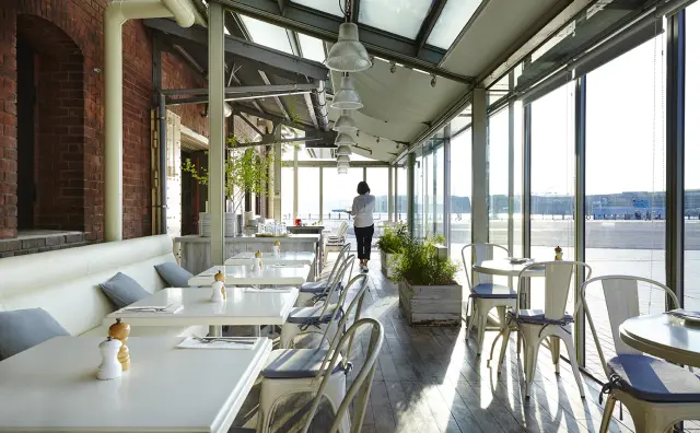 港を感じながら食事ができるテラスもあり
(c) Petrina Tinslay