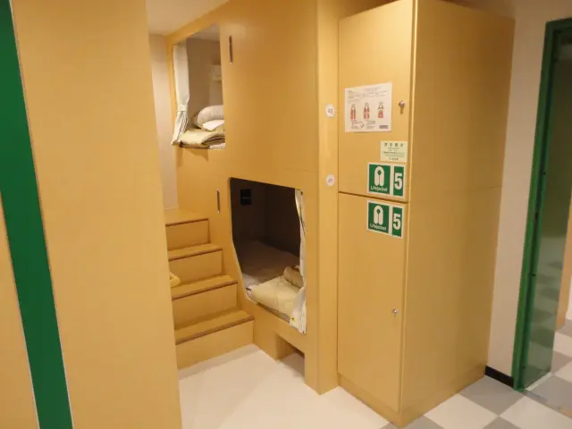 階段式の2段ベッドでプライバシーに配慮した設計のベッドになっている相部屋