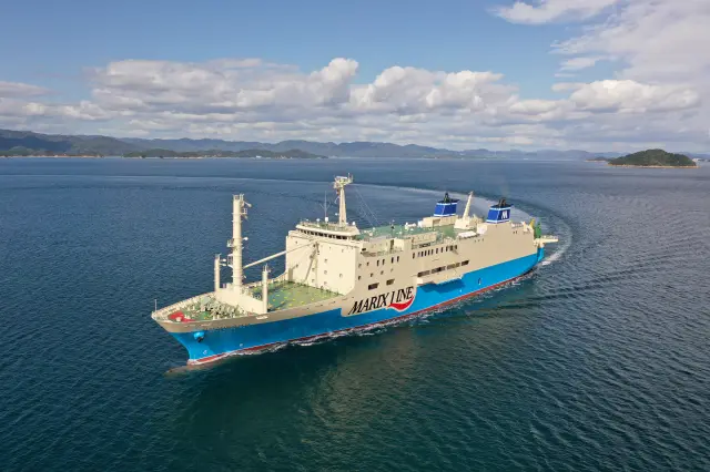 ドルフィンブルーをアクセントに用い、明るく透明感のあるインテリアカラーの「クイーン コーラル プラス」