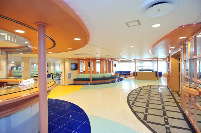 開放感があり明るい4Fのエントランス