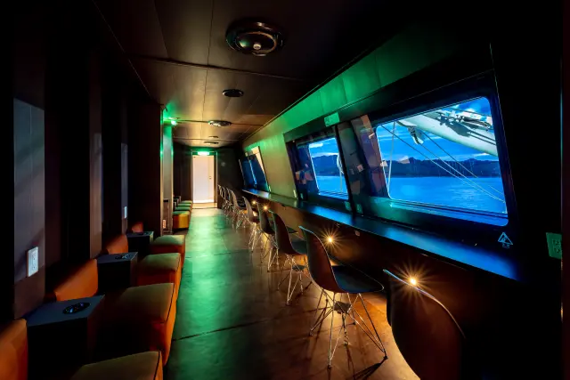 窓の外に広がる美しい大海原を楽しめるビューシート