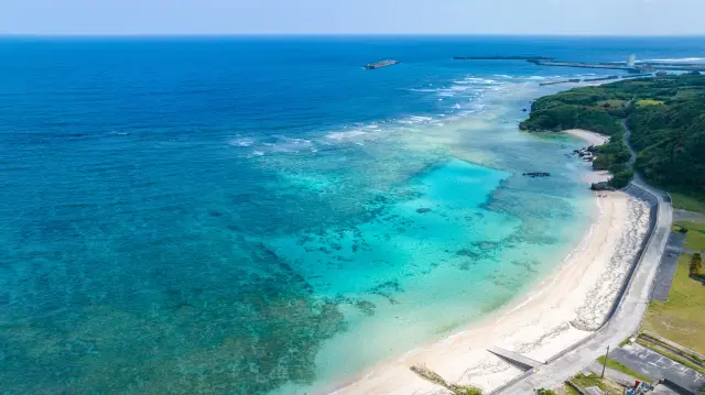 「エラブブルー」と称される沖永良部島の青い海
