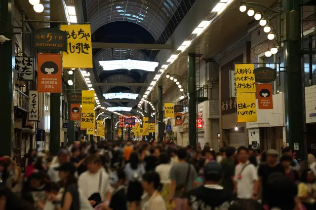 さまざまな夜店屋台が立ち並ぶ