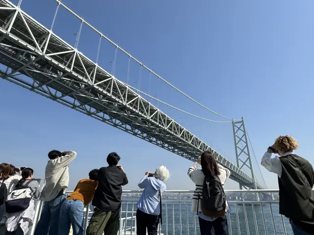 360°開けた芝生付きの展望デッキでは明石海峡大橋くぐりを大迫力で楽しめる