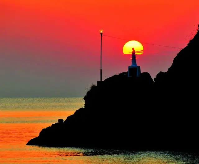 夕陽の中に浮かび上がる海上マリア像