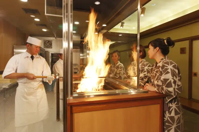 2階「わら焼きタタキ工房」ではカツオのタタキの実演を見ることができる