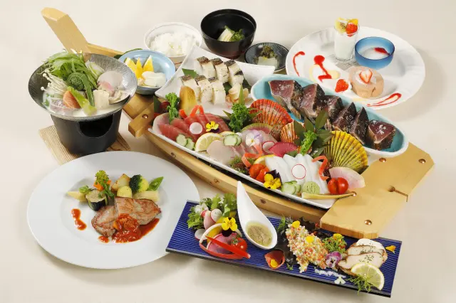 土佐ならではの豪快な皿鉢を会席風に仕立てた料理も自慢