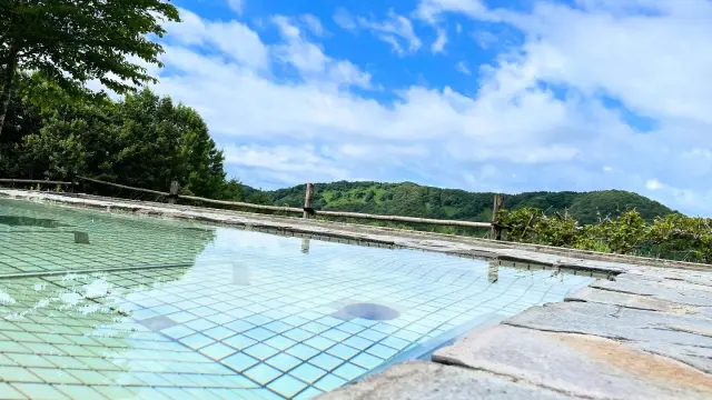 雄大な景色を眺めながらくつろげるプールエリア露天風呂