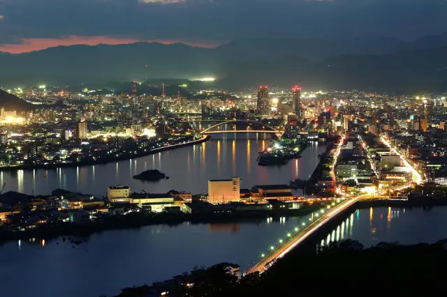 高知市街のきらめく夜景もロマンティック
