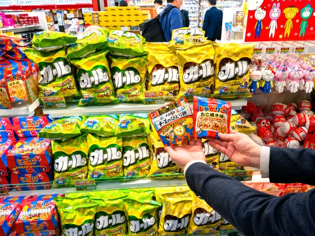 関西土産の定番がそろうスナックコーナー