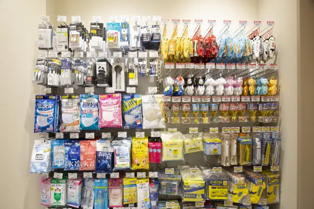モバイルバッテリーやマスクなどの日用品も