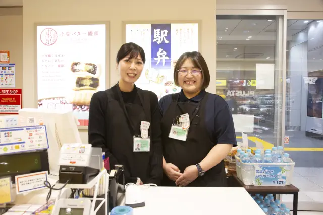 笑顔で出迎えてくれるPLUSTAのスタッフたち