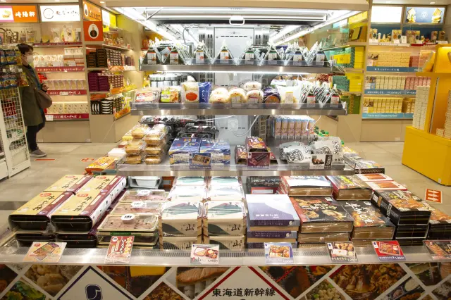 お弁当やサンドイッチなどの軽食まで幅広く揃う