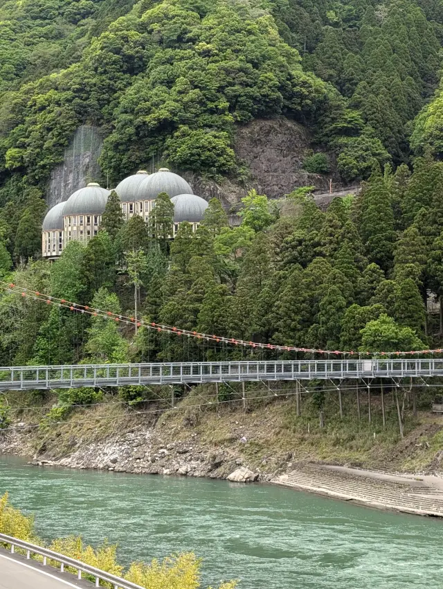 熊本県南部の自然豊かな山あいに位置