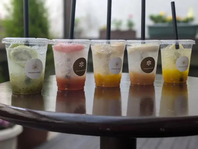 オリジナルドリンクを提供するカフェも人気