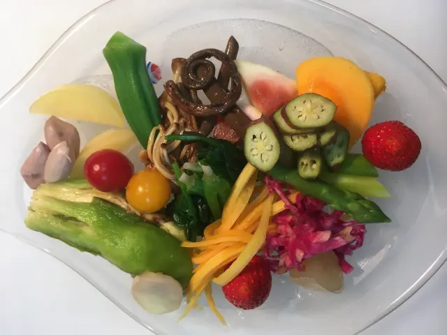 地元で採れた新鮮な野菜を盛り込んだメニュー