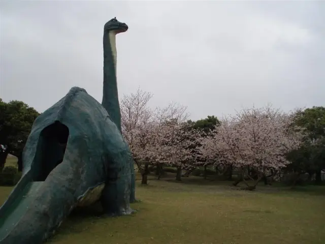 春は桜が咲き、お花見スポットとしても人気