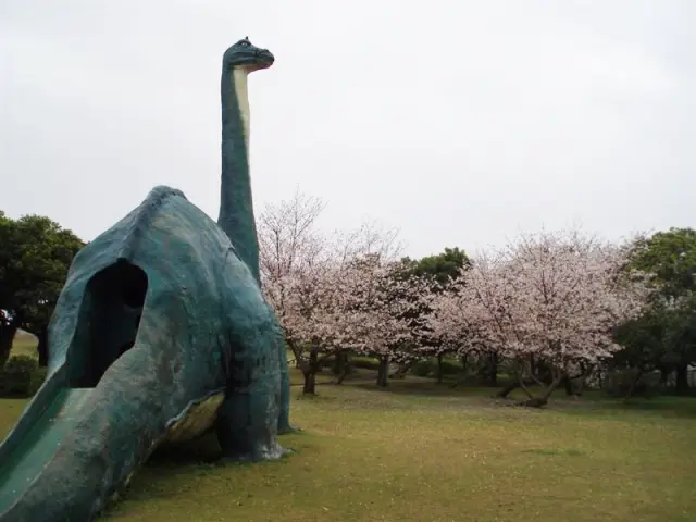 春は桜が咲き、お花見スポットとしても人気