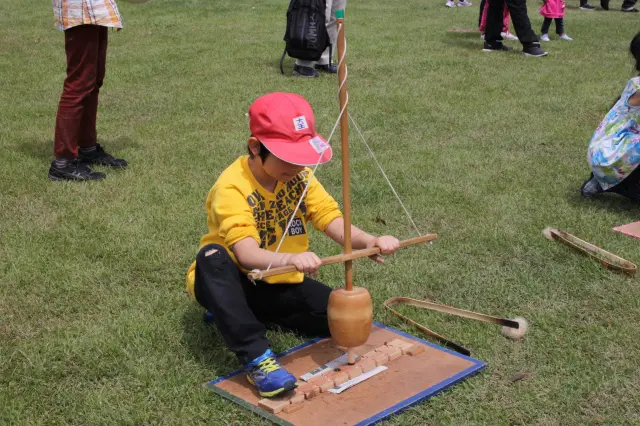 勾玉作りや火おこし体験など縄文時代を体験しながら学べる