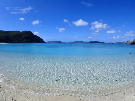 「慶良間ブルー」と称される遠浅の海