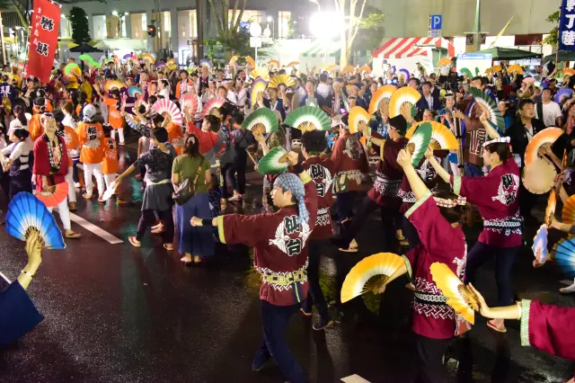 祭りのラストは観客も参加OKの総踊り