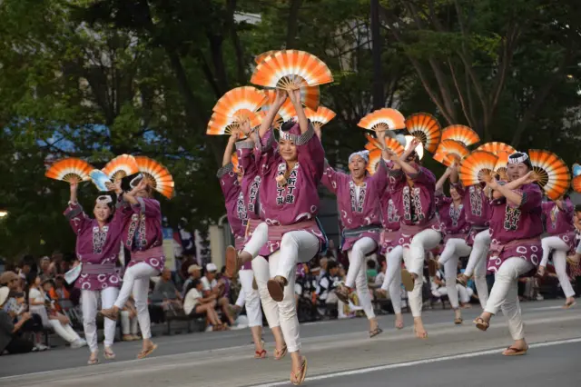 通行止めされた宮城野通を祭連が踊り歩く