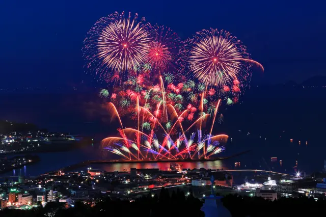 夜空と海面を彩る花火も見どころ